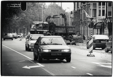 401368 Afbeelding van personenauto's op de Catharijnesingel te Utrecht, ter hoogte van de Bartholomeïbrug, met op de ...